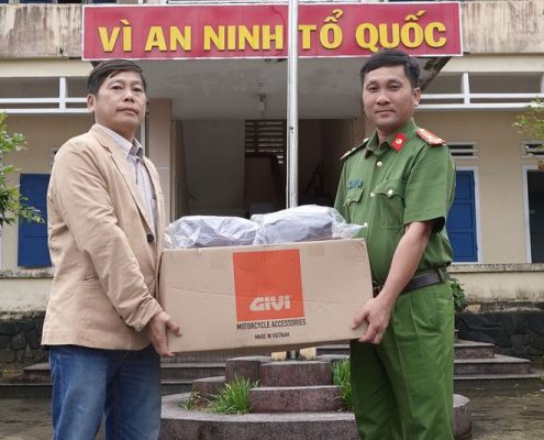 công ty givi tặng áo mưa givi cho cán bộ đi hỗ trợ dân vùng lũ