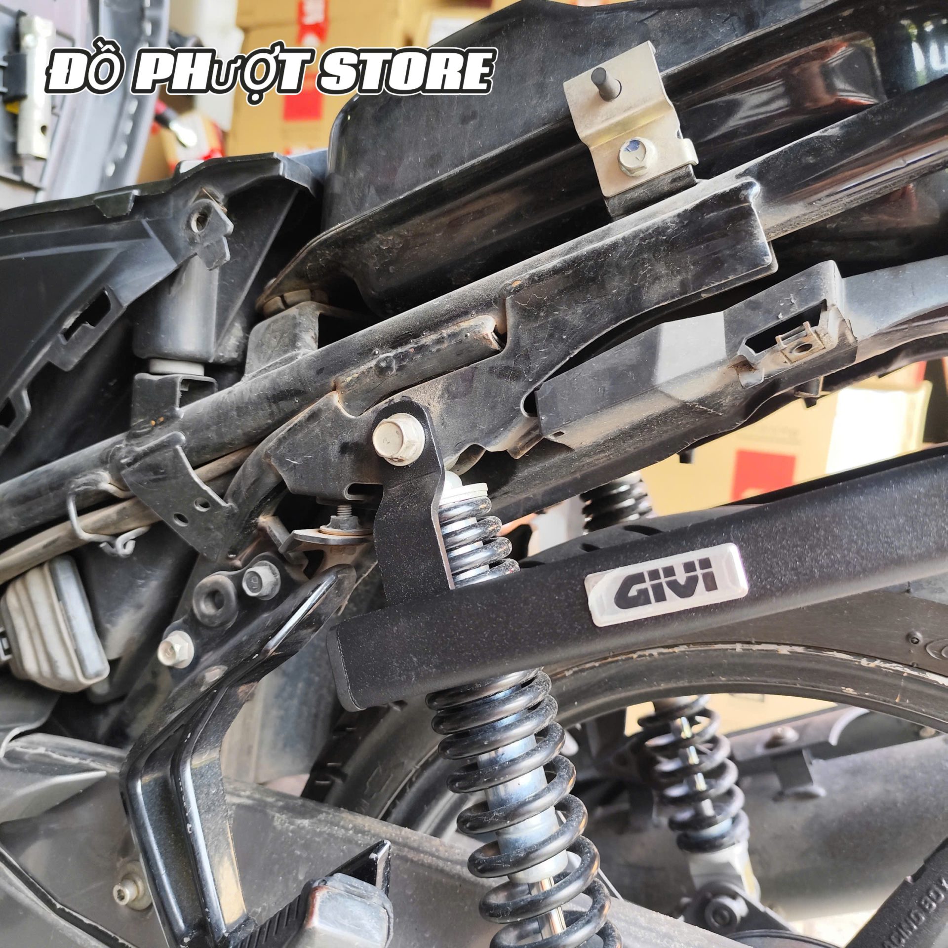 Baga HRV Sirius gắn trực tiếp ên ốc phuộc của xe.