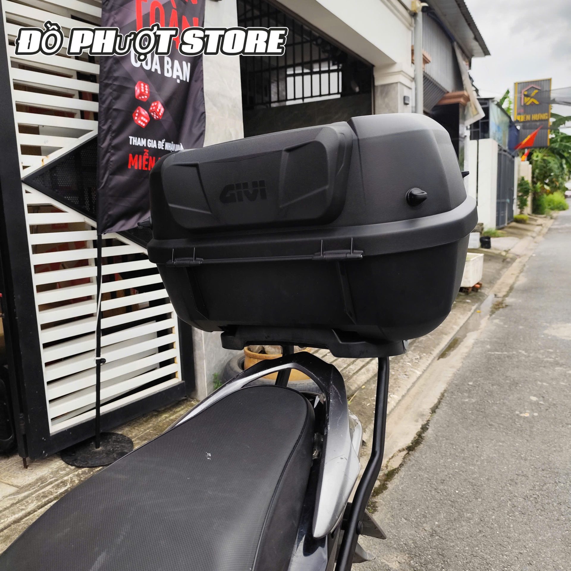 Thùng Givi E43N-ADV, tích hợp sẵn tựa lưng. 4 móc + lưới ràng đồ trên thùng, lót giảm sóc bên trong thùng